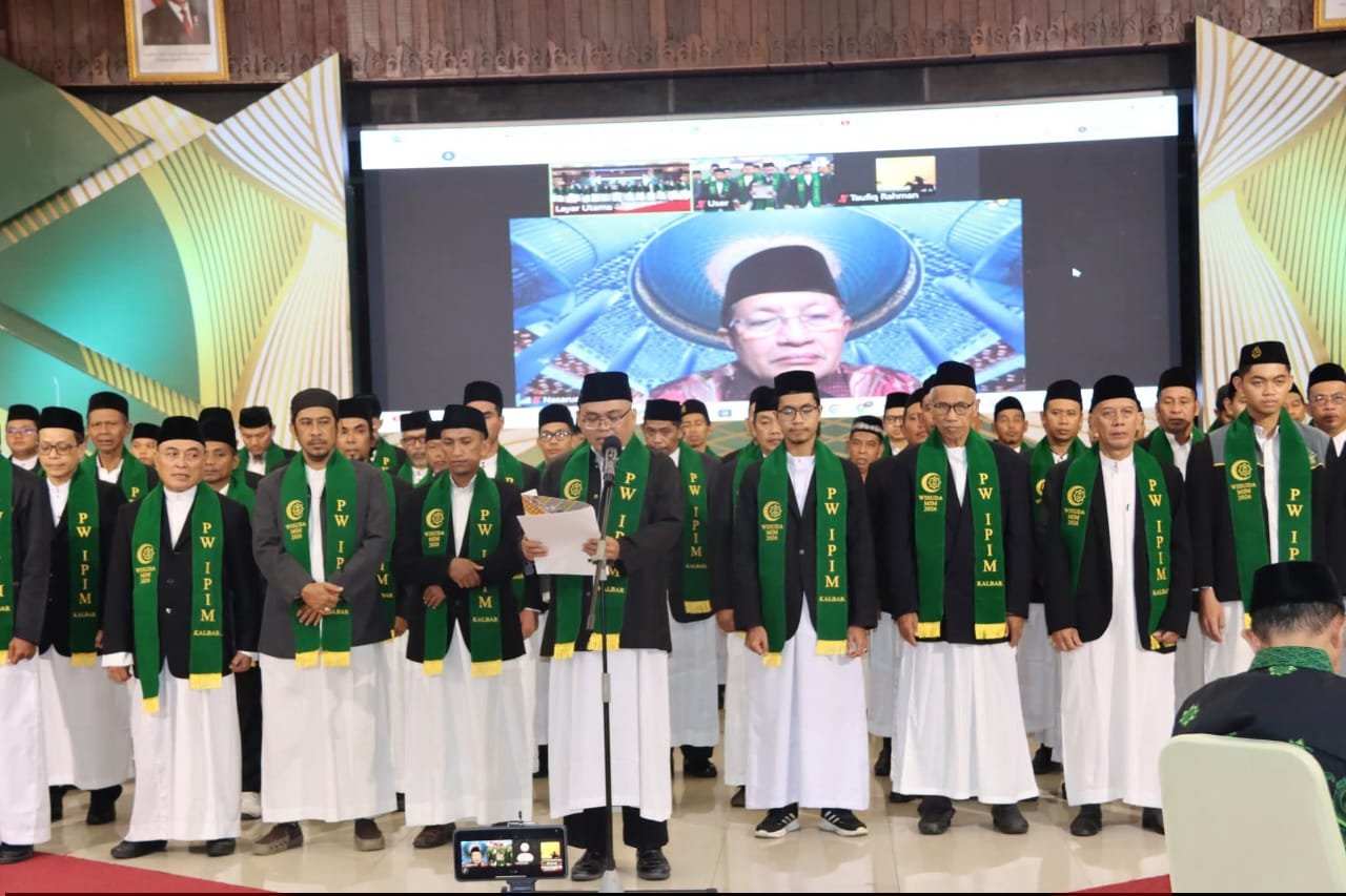 Cetak Imam Berintegritas, Menag Nasaruddin Umar Wisuda Angkatan I Madrasah Imam Masjid se-Kalbar